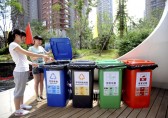 小區(qū)分類垃圾桶不分類，居民街道辦齊心整治有害垃圾