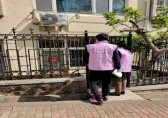八大關(guān)街道福山路社區(qū)垃圾分類入戶宣傳活動