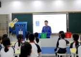 南城城管分局走進(jìn)南城陽光四小開展垃圾分類宣傳活動(dòng)