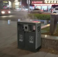 乱扔烟头进垃圾桶，险些造成火灾酿成大祸