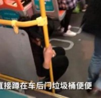 深圳女子坐公交垃圾桶上排泄？网友：事出有因，值得谅解