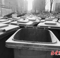 北京小区物业垃圾桶堵门，以新换旧是好事，扫尾工作也要落实