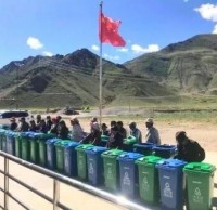 捐赠分类垃圾桶 助力美丽乡村建设