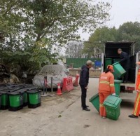 马池墩社区更换分类垃圾桶，助力文明城市创建