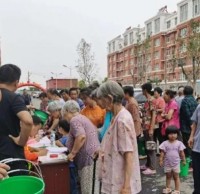 崔寨街道开展社区免费发放分类垃圾桶活动！